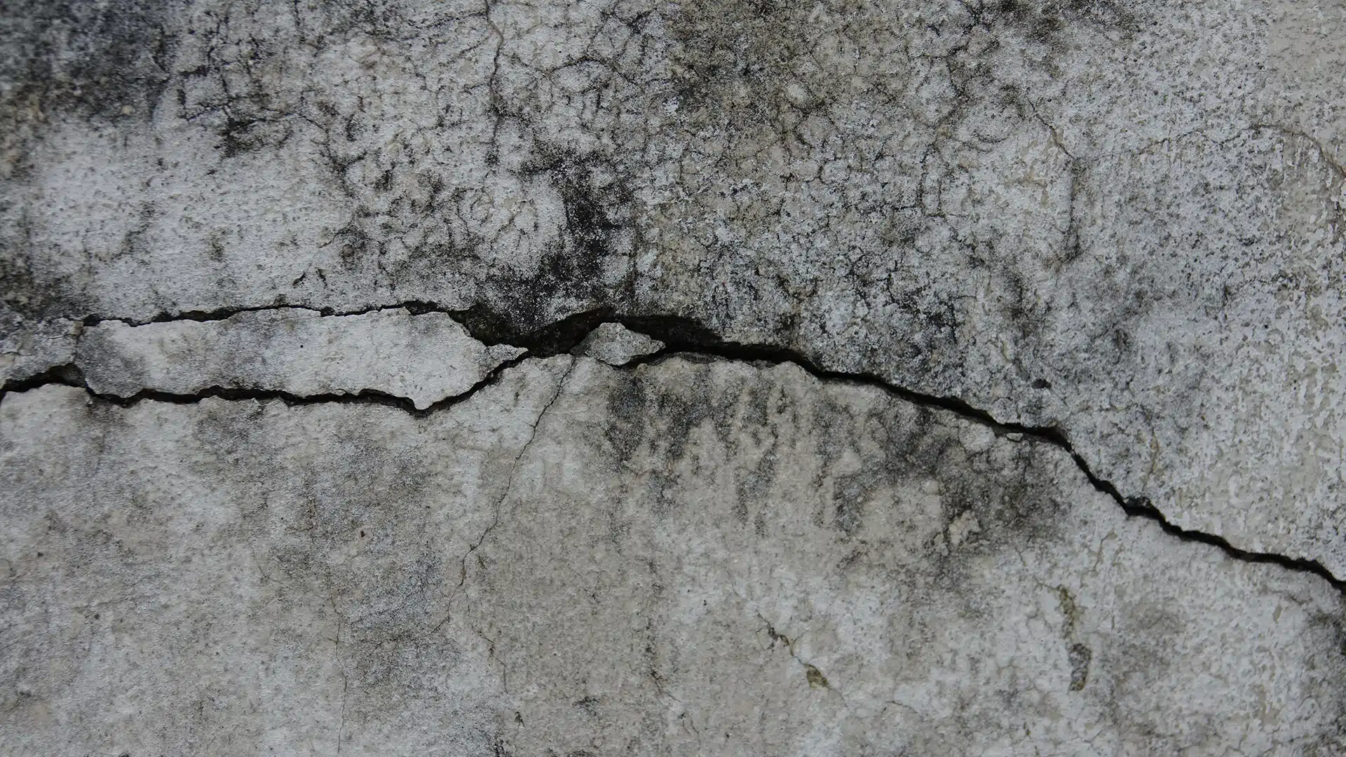 Fix Hairline Cracks on Stucco Exteriors Professional Guide1